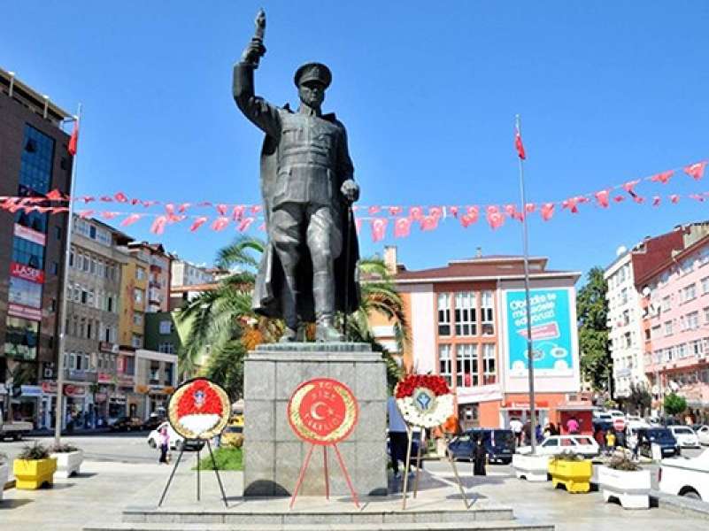 Atatürk Anıtı Milletin Meydanına Tekrar Taşınmalı