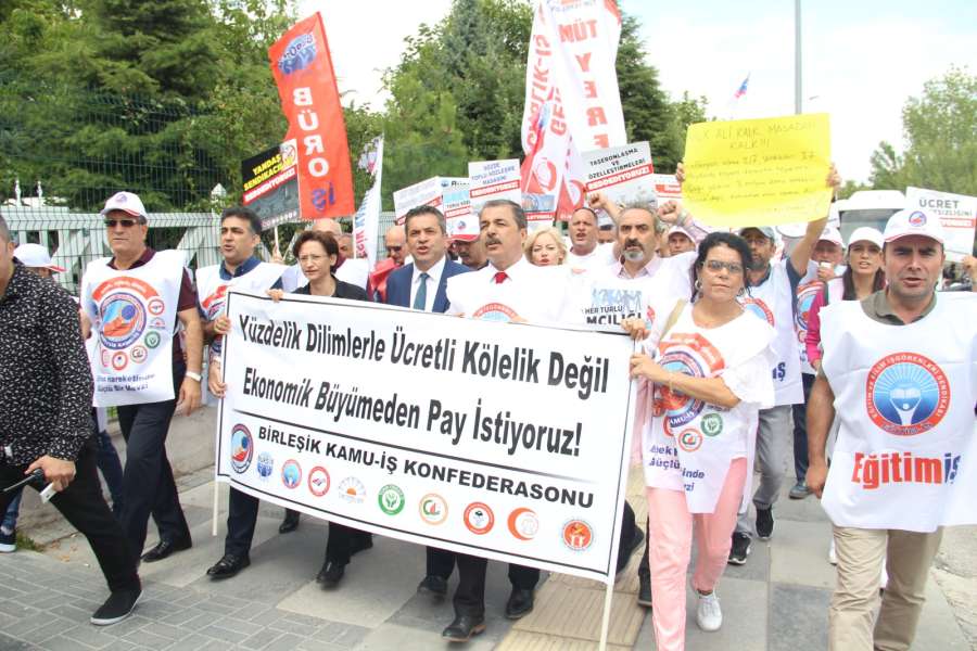 Kamu Emekçilerine Verilen Yüzdelik Zamları Çalışma Bakanlığı Önünde Protesto Ettik